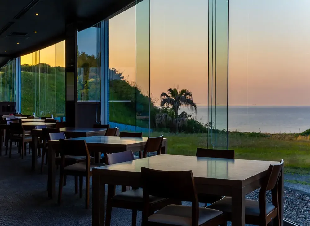 レストラン（ランチ）ホールスタッフ｜学歴・経験一切不問！