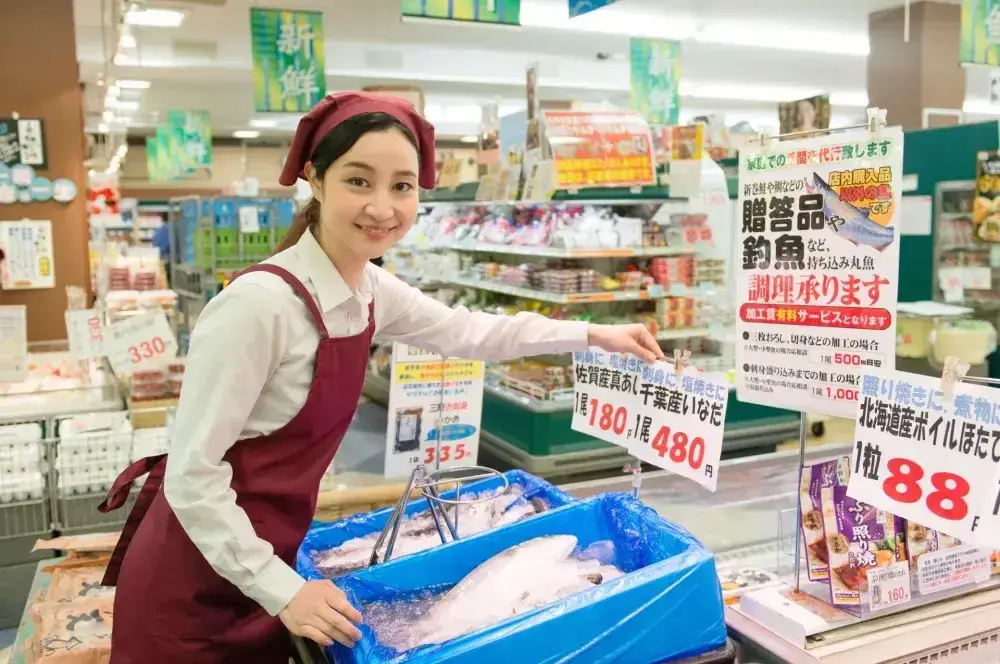 8時～昼まで♪子育て中の方も活躍中！スーパーの鮮魚加工