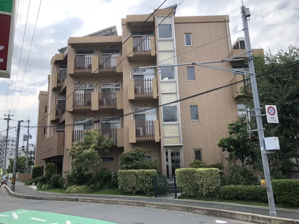 月給19.7万円〜／JR千早駅 徒歩8分の特養で介護職員