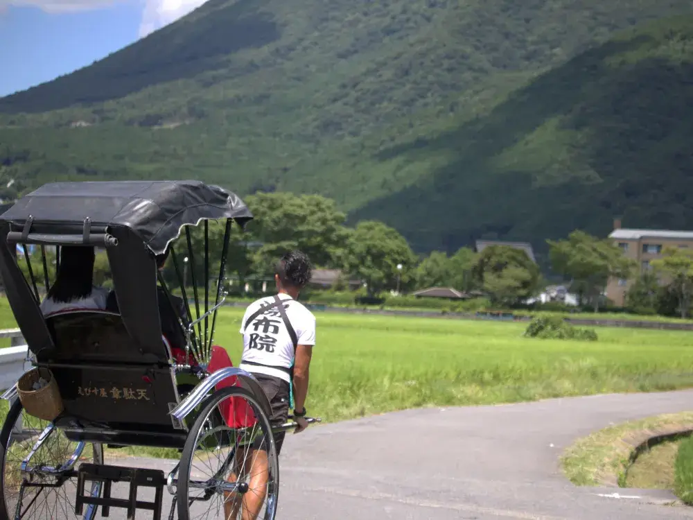 湯布院の街を駆け抜ける♪楽しく働ける人力車スタッフ