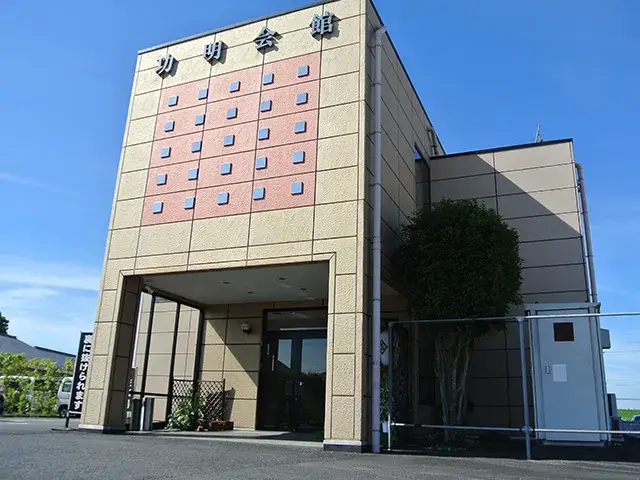 静かな心遣いが活きる。大切な時間に寄り添う葬儀社スタッフ